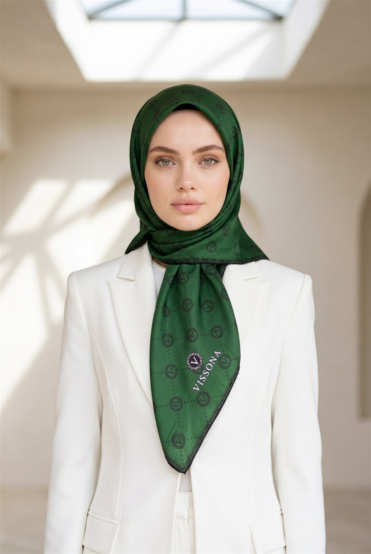 %100 Twill İpek Monogram Desenli Zümrüt Yeşili Renkli 90x90 Eşarp Dikim Şekli : El Dikişi