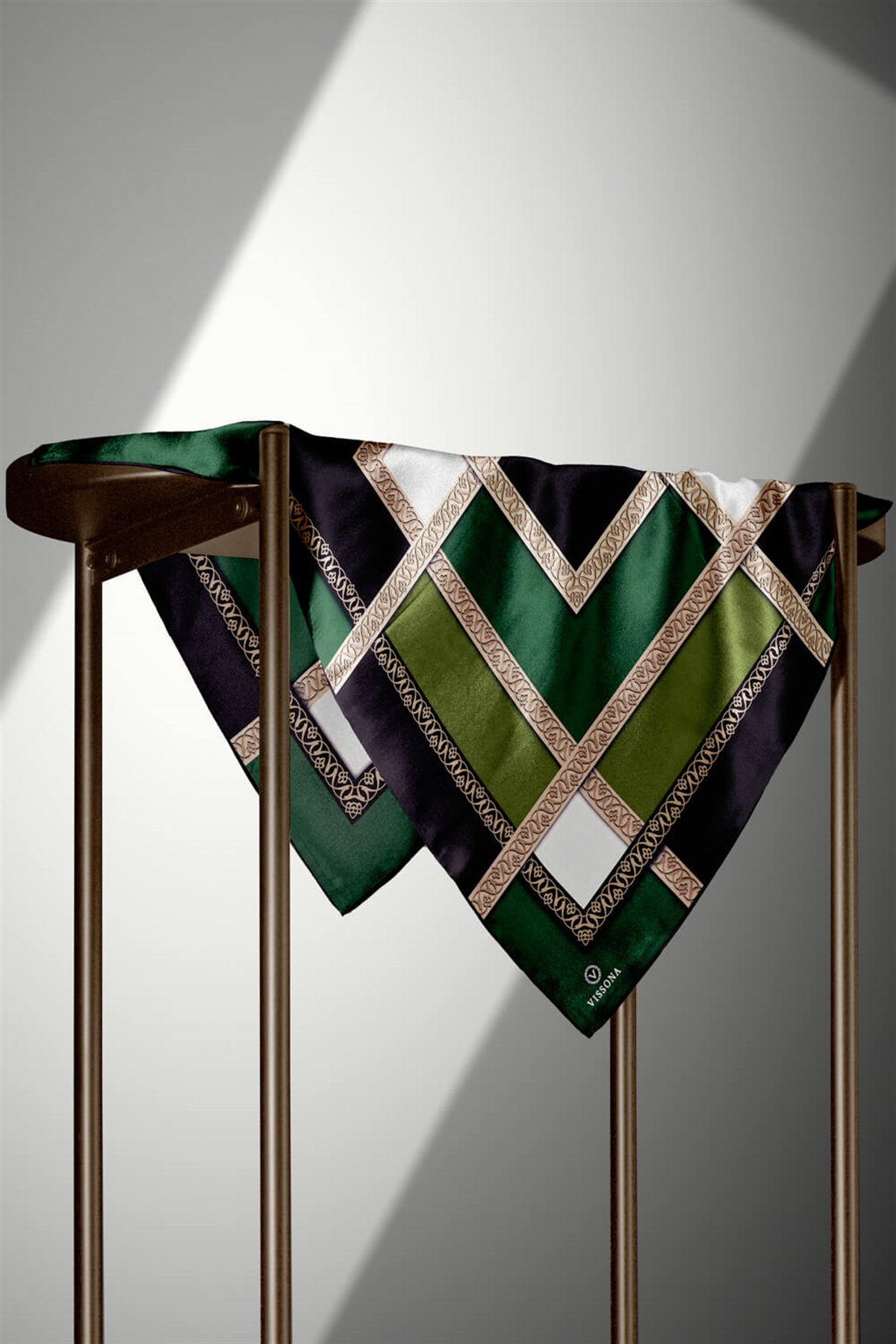 %100 Twill İpek Geometrik Desenli Zümrüt Yeşili - Siyah Renkli 90x90 Eşarp Dikim Şekli : El Dikişi