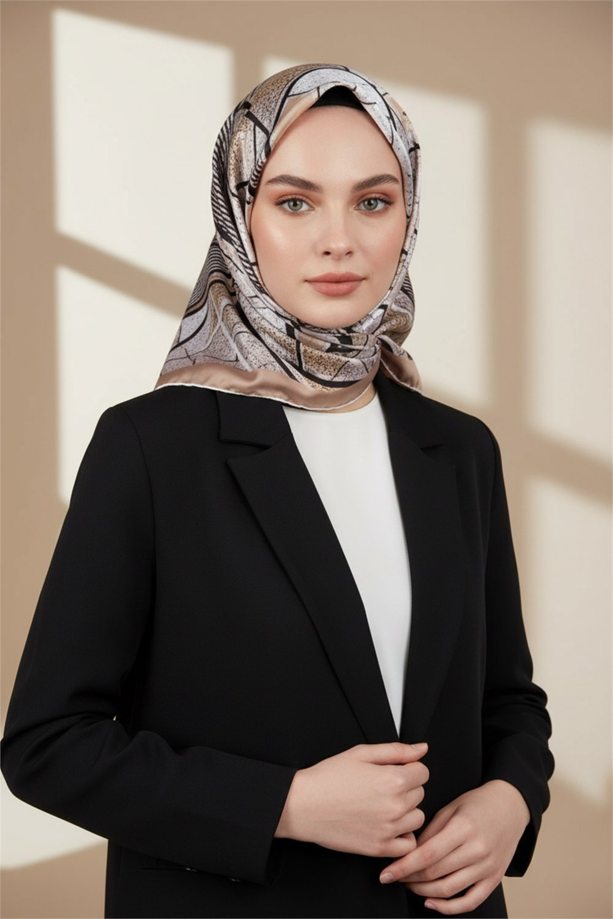 Kristal Geometrik Desenli Gri - Bej Renkli 90x90 Eşarp (İpek İçermez) Kenar Dikiş Şekli El Dikişli