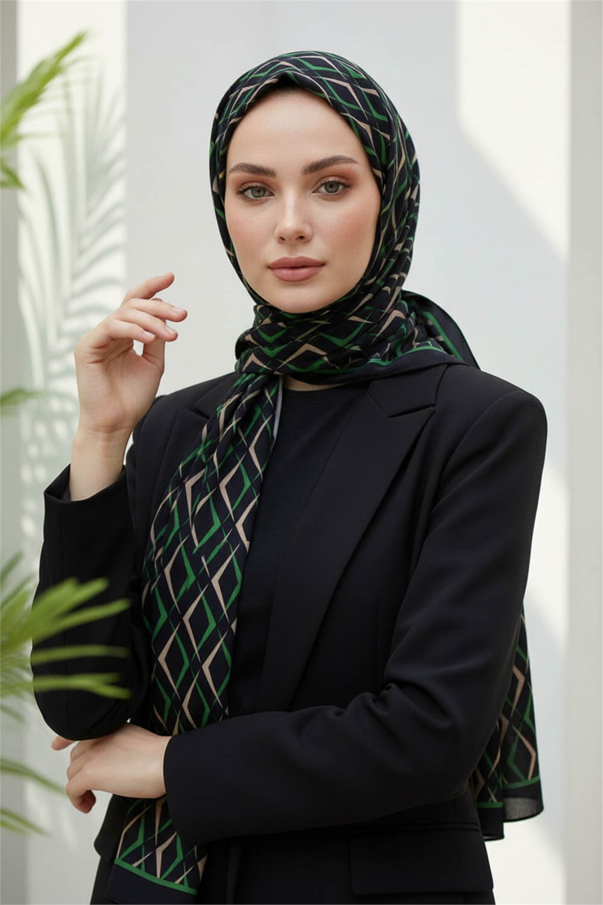 KREP GEOMETRİK DESENLİ SİYAH - ZÜMRÜT YEŞİLİ RENKLİ 75X195 KIRIŞMAZ ŞAL