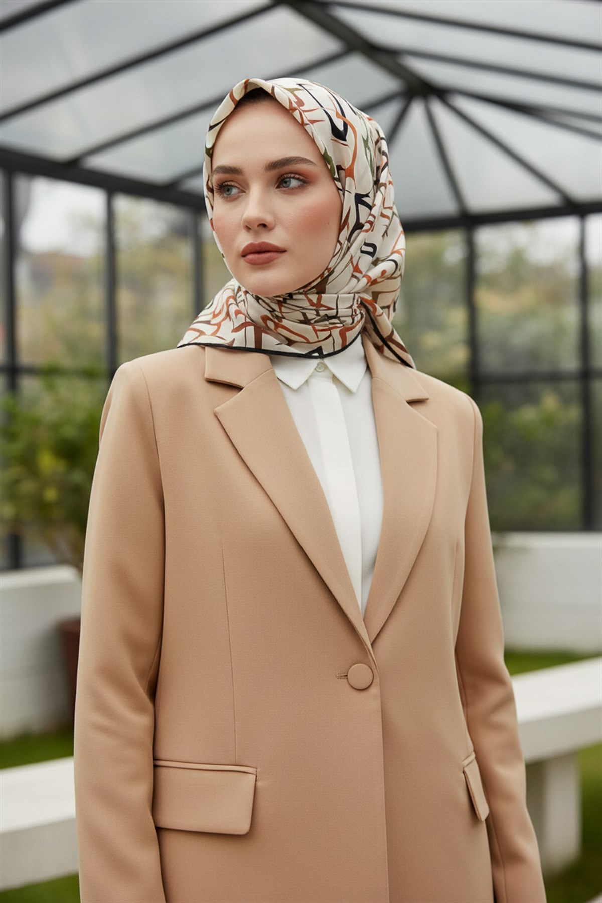 %100 Twill İpek Soyut Geometrik Desenli Taba - Haki Renkli 90x90 Eşarp Dikim Şekli : El Dikişi