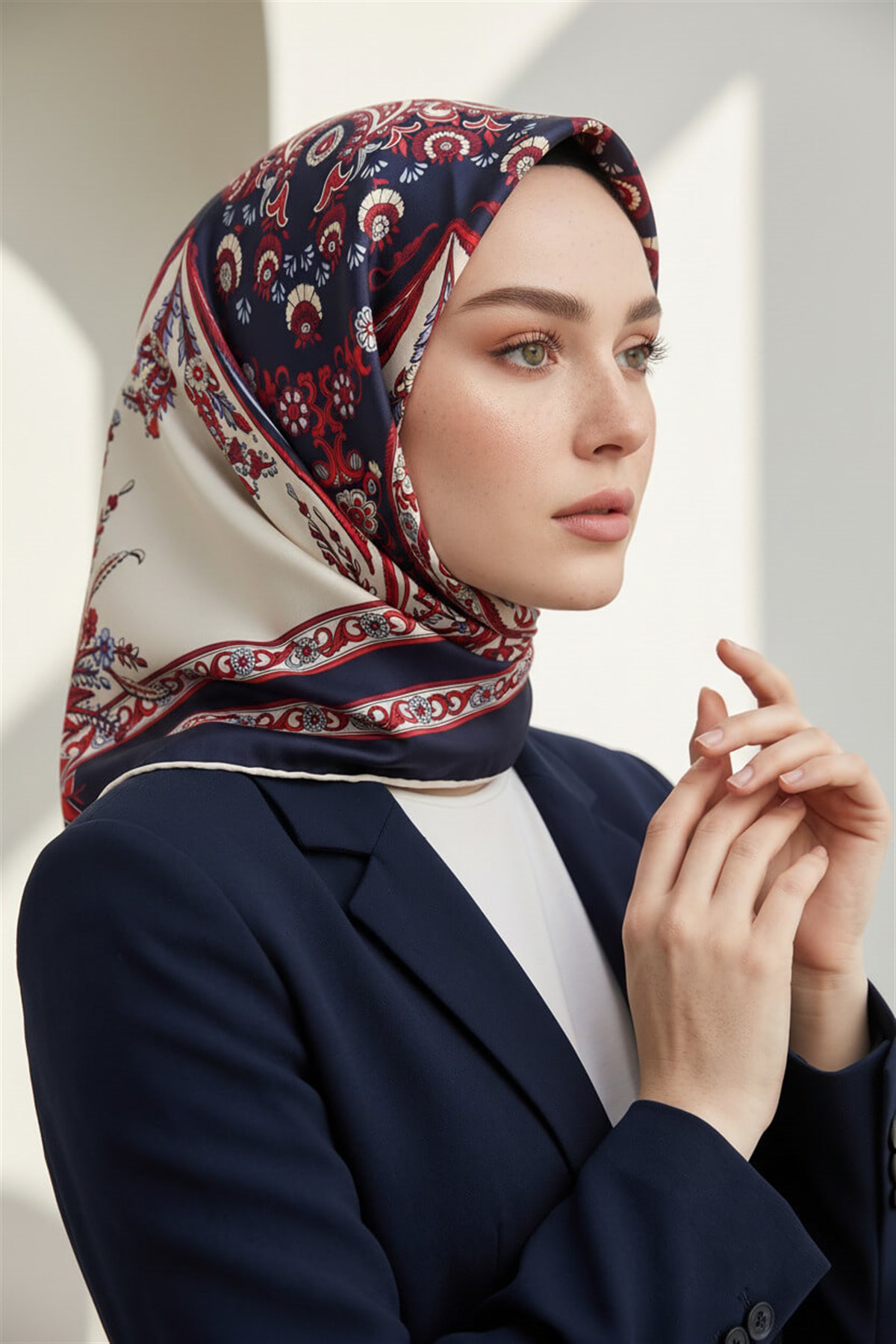 % 57 İPEK % 43 VİSKON Twill İpek Şal Motif Desenli Lacivert - Kırmızı Renkli 90x90 Eşarp Dikim Şekli : El Dikişi