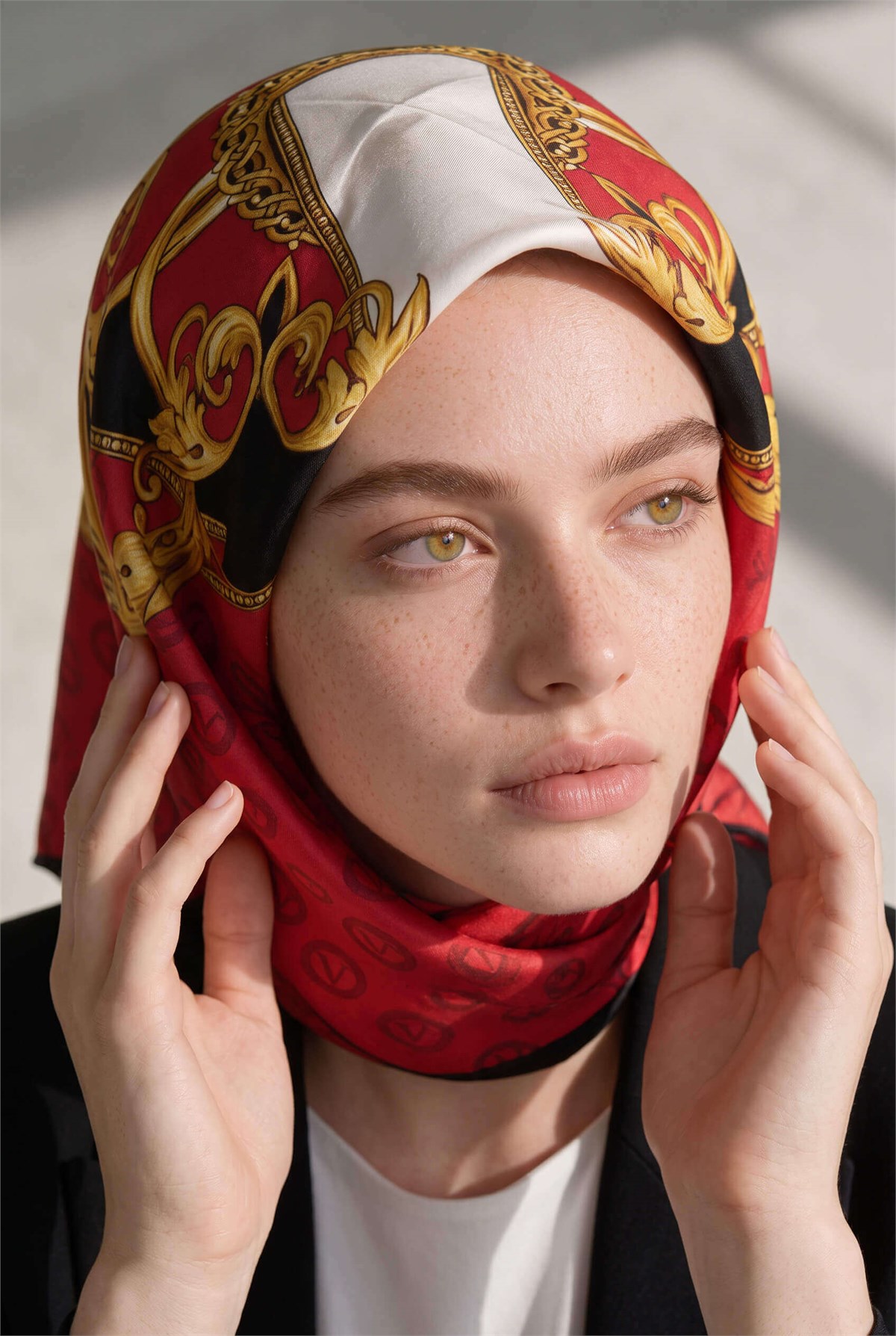 %100 Twill İpek Monogram Ve Barok Desenli Kırmızı - Siyah Renkli 90x90 Eşarp Dikim Şekli : El Dikişi