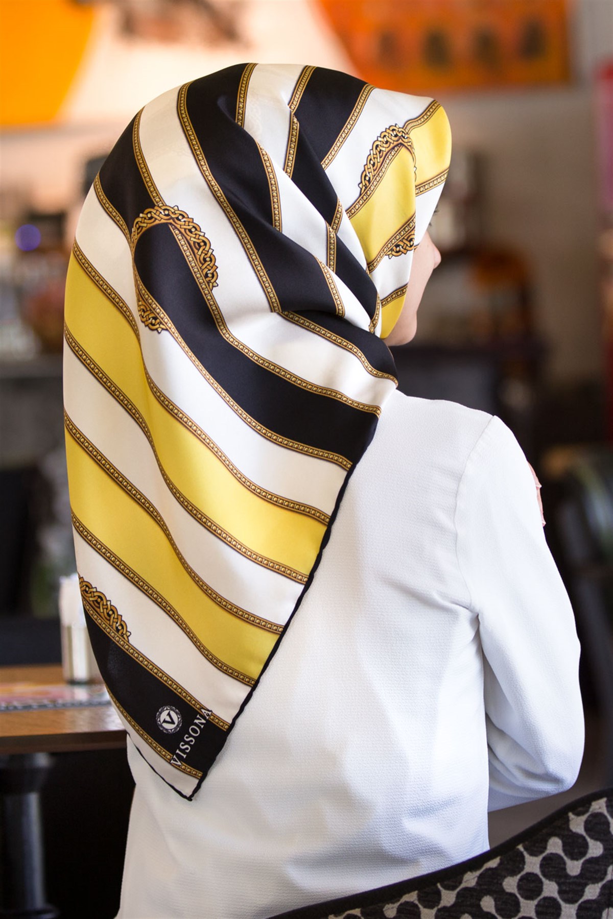 %100 Twill İpek Kemer Desenli Siyah - Limon Sarısı Renkli 90x90 Eşarp Dikim Şekli : El Dikişi