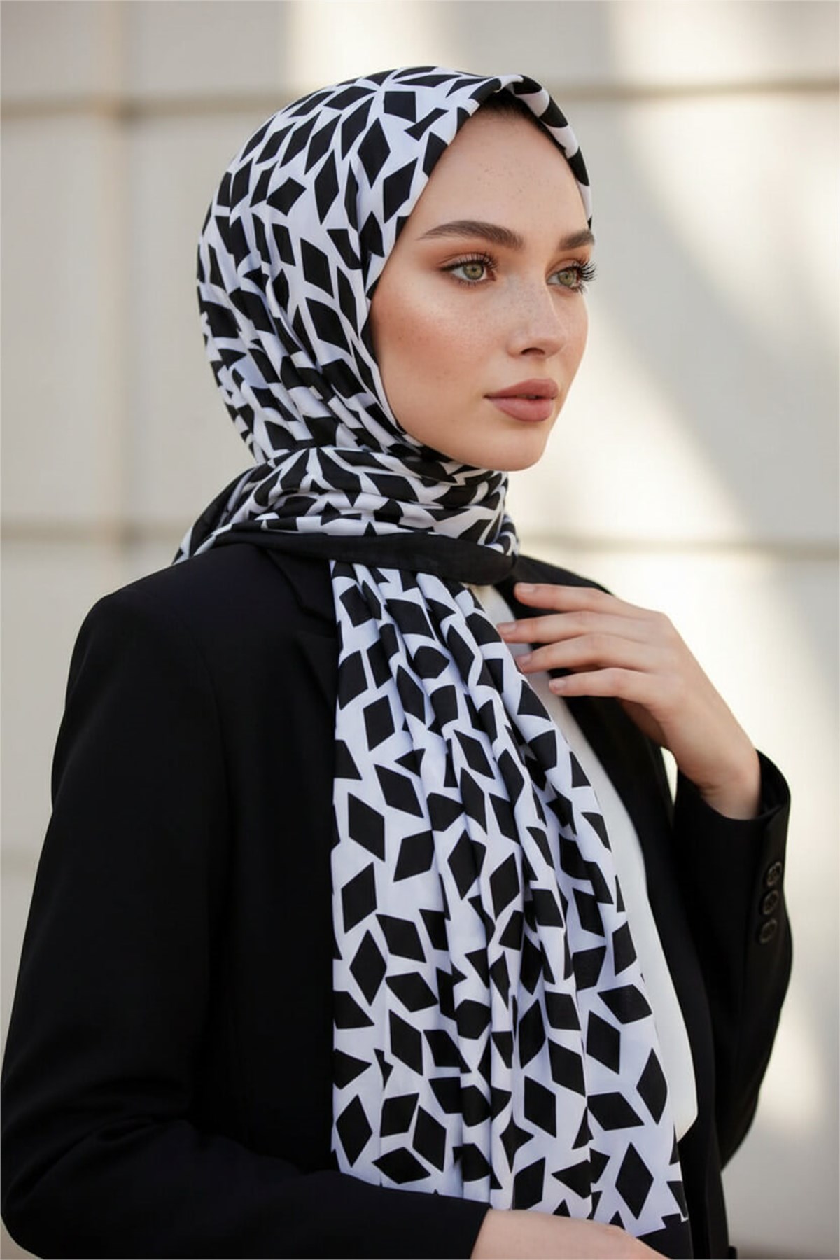 KREP GEOMETRİK DESENLİ SİYAH - BEYAZ RENKLİ 75X195 KIRIŞMAZ ŞAL