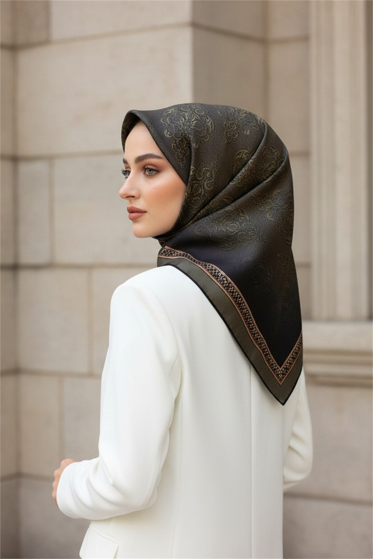 % 57 İPEK % 43 VİSKON Twill Barok Desenli Haki Yeşili Renkli 90x90 Eşarp Dikim Şekli: El Dikişi