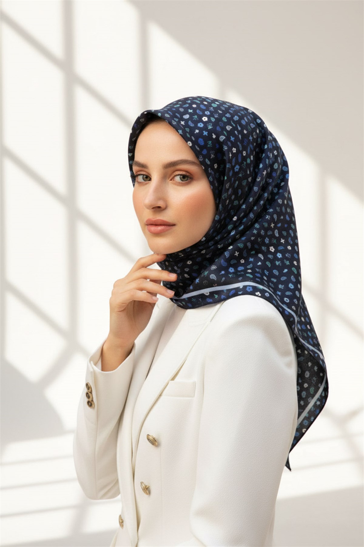 %100 Twill İpek Çıtır Desenli Lacivert Renkli 90x90 Eşarp Dikim Şekli : El Dikişi