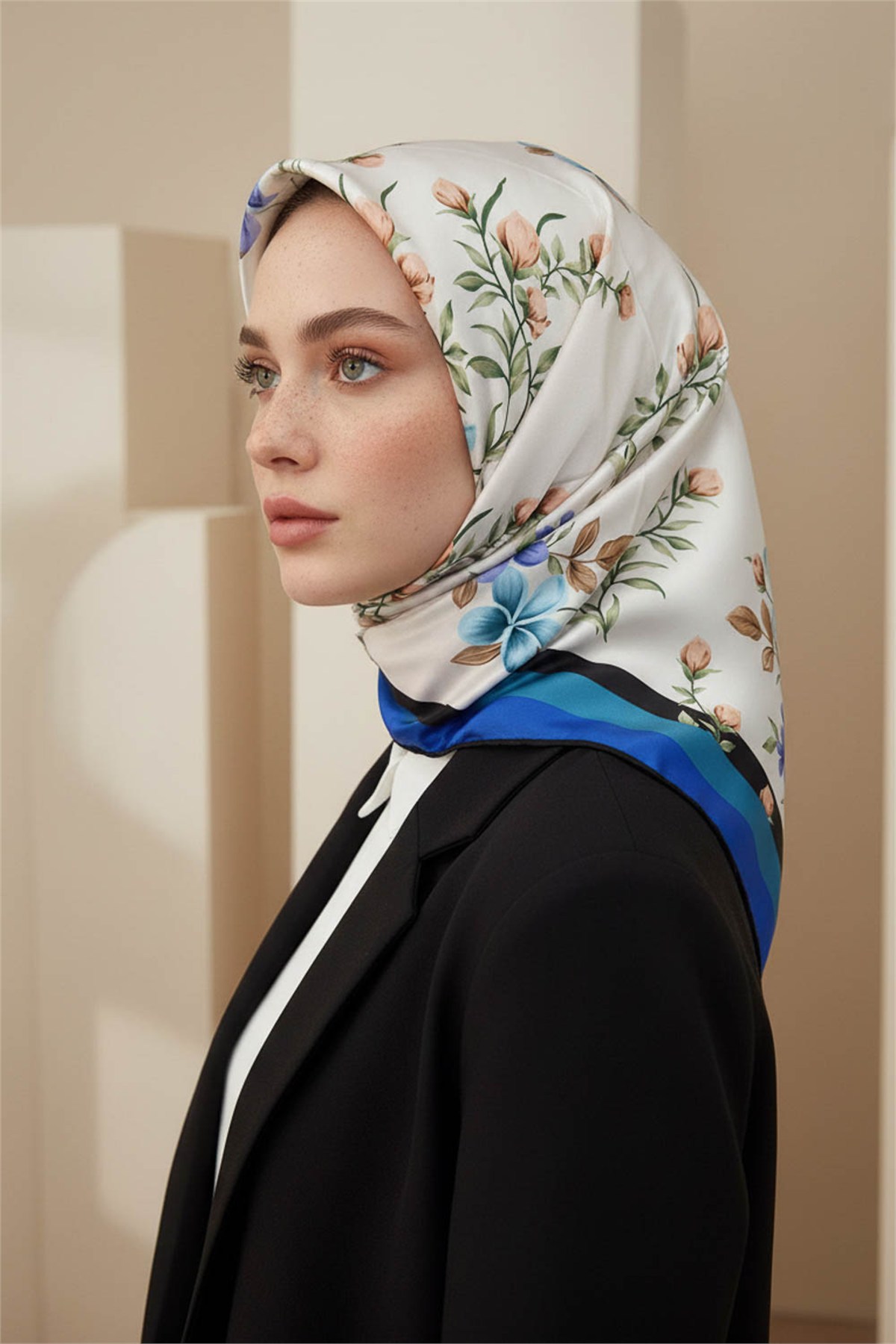 Rayon Çiçek Desenli İndigo Renkli 90x90 Eşarp (İpek İçermez) Dikim Şekli : El Dikişi