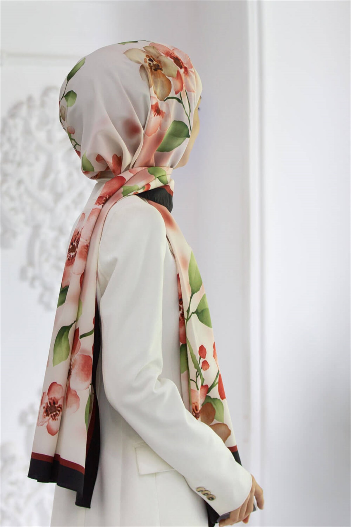 KREP ÇİÇEK DESENLİ SİYAH RENKLİ 75X195 KIRIŞMAZ ŞAL