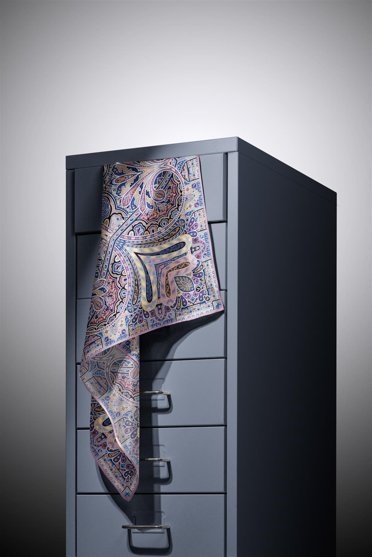 100% Twill İpek Etnik Desenli Lila Renkli 90x90 Dikim Şekli : El Dikişi Eşarp