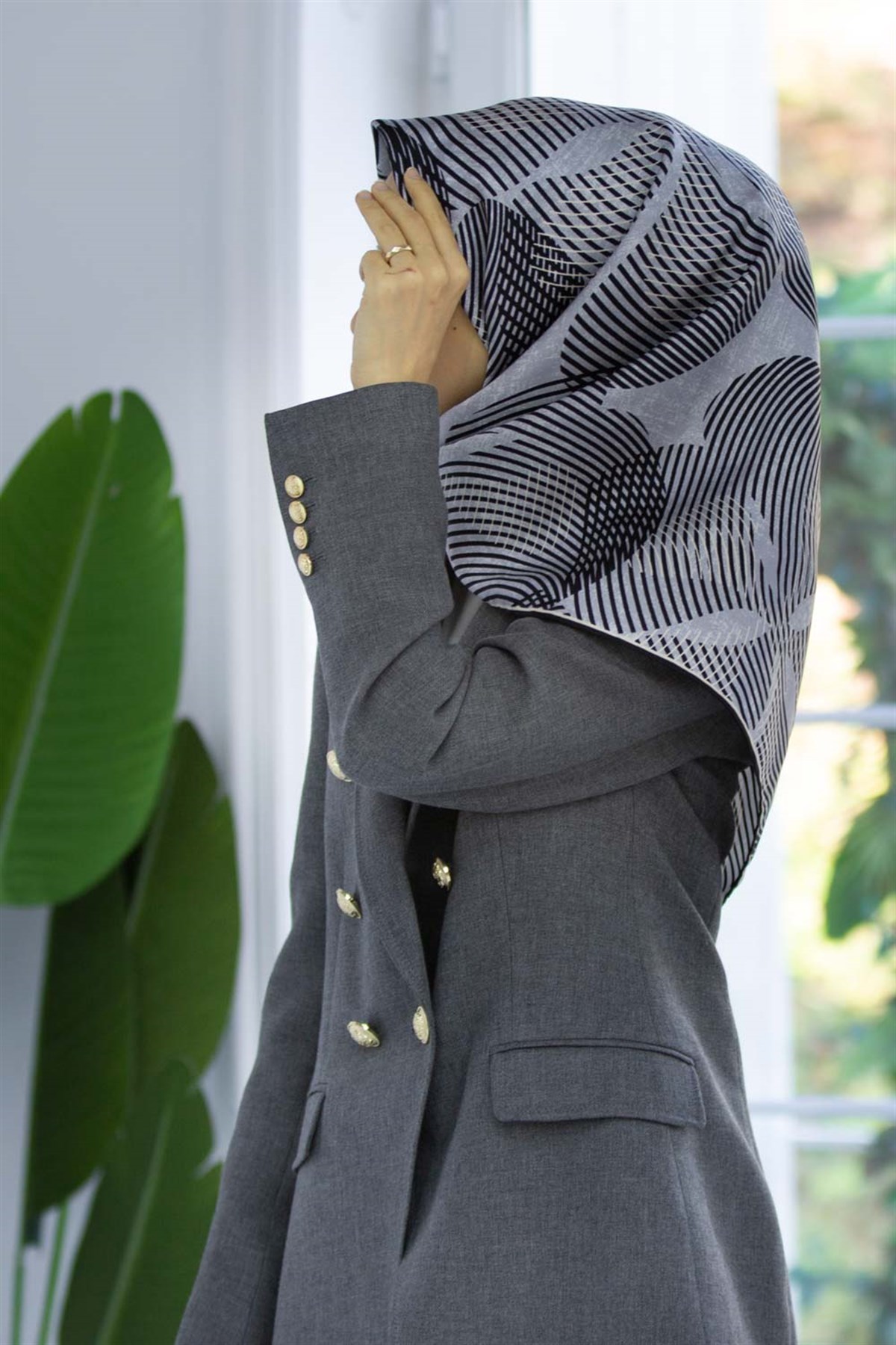%100 Twill İpek Çizgili Çiçek Desenli Siyah - Gri Renkli 90x90 Eşarp Dikim Şekli : El Dikişi