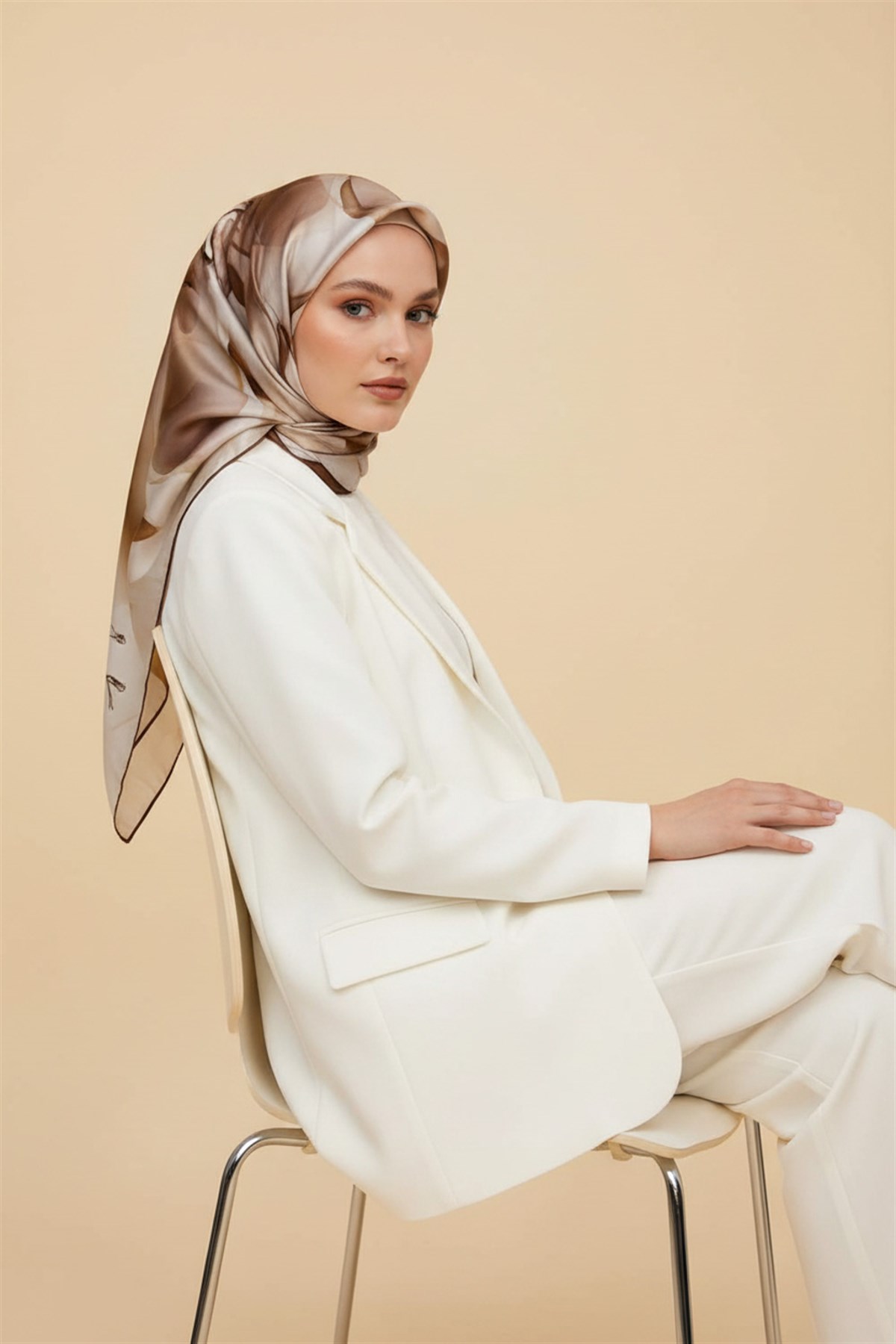 %100 Twill İpek Büyük Çiçek Desenli Kahverengi - Krem Renkli 90x90 Eşarp Dikim Şekli : El Dikişi