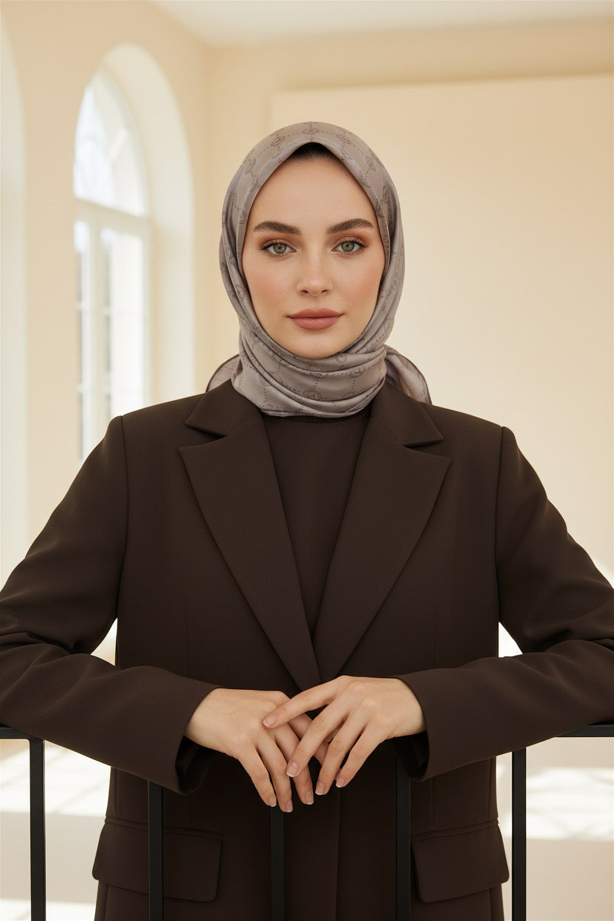 %100 Twill İpek Monogram Desenli Taş Renkli 90x90 Eşarp Dikim Şekli : El Dikişi