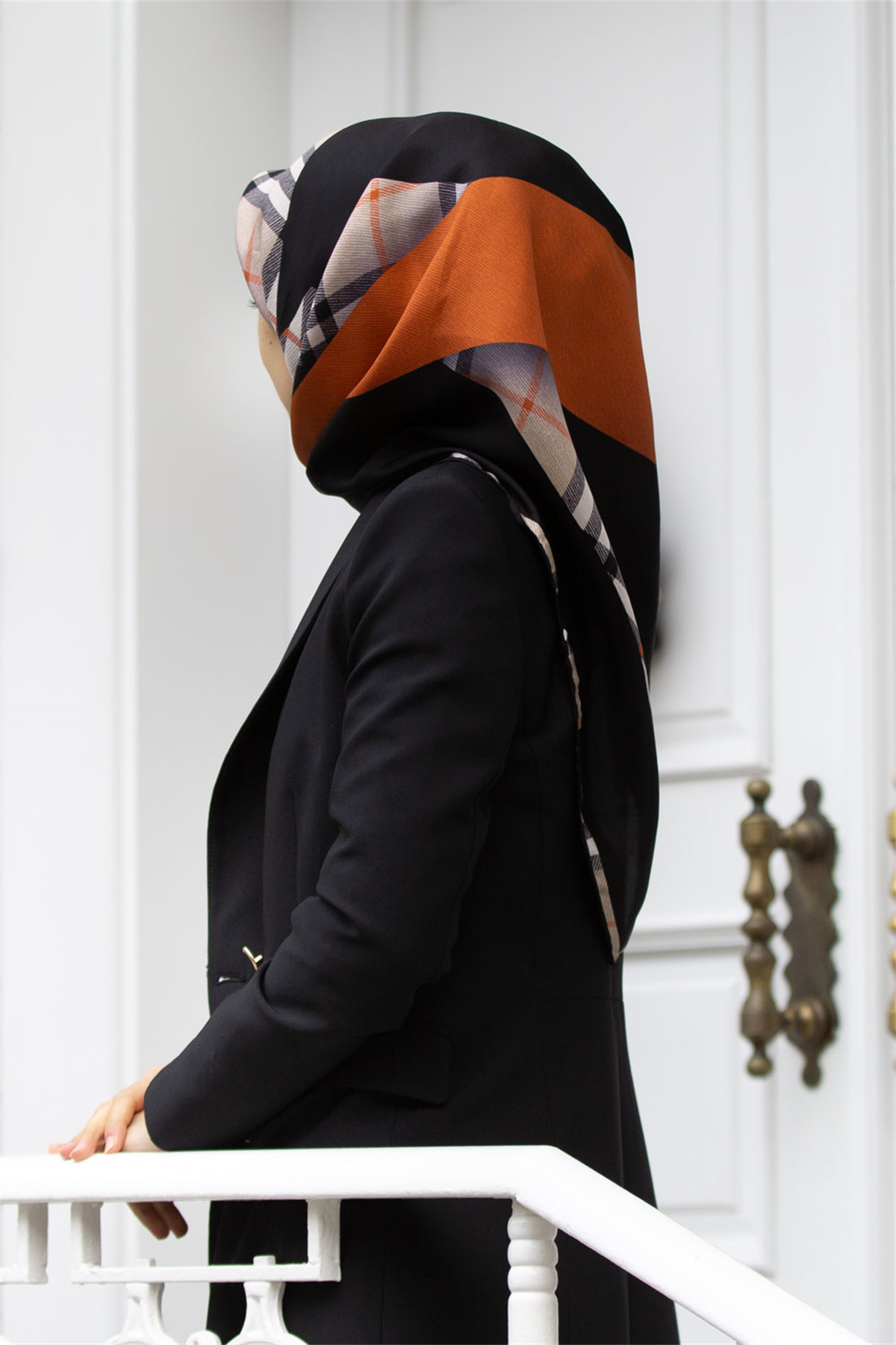 % 57 İPEK % 43 VİSKON Twill İpek Ekose Desenli Taba - Siyah Renkli 90x90 Eşarp Dikim Şekli : El Dikişi