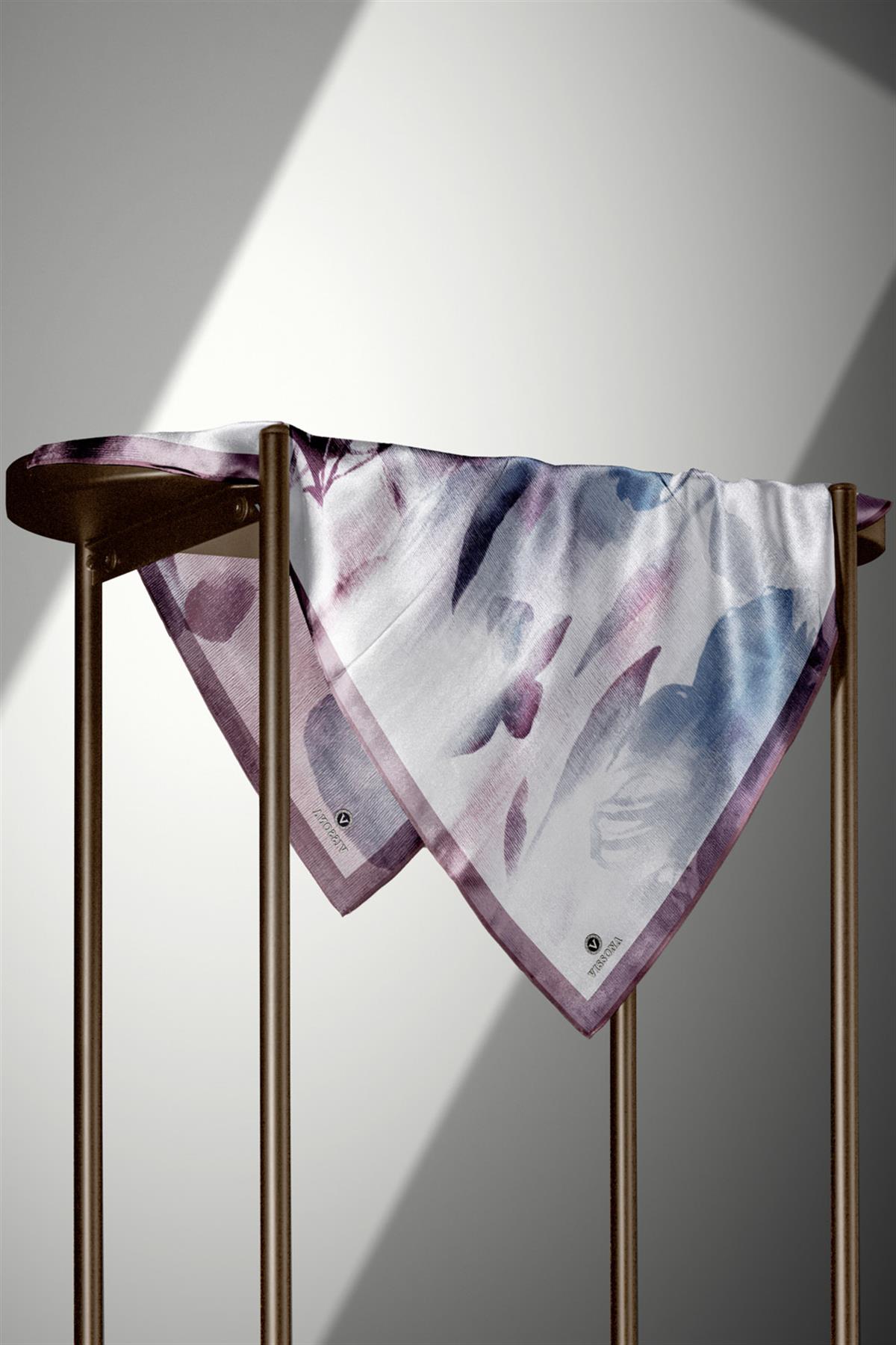 %100 Twill İpek Yaprak Desenli Pudra - Bebe Mavisi Renkli 90x90 Eşarp Dikim Şekli : El Dikişi