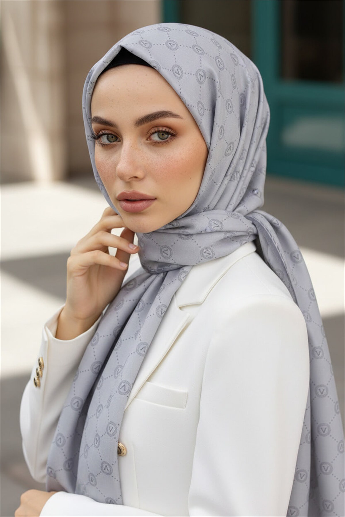 %100 Saf İpek Şal İnce Saten Vual Dokuma V Logo Desenli Gri Renkli 90x210 Şal