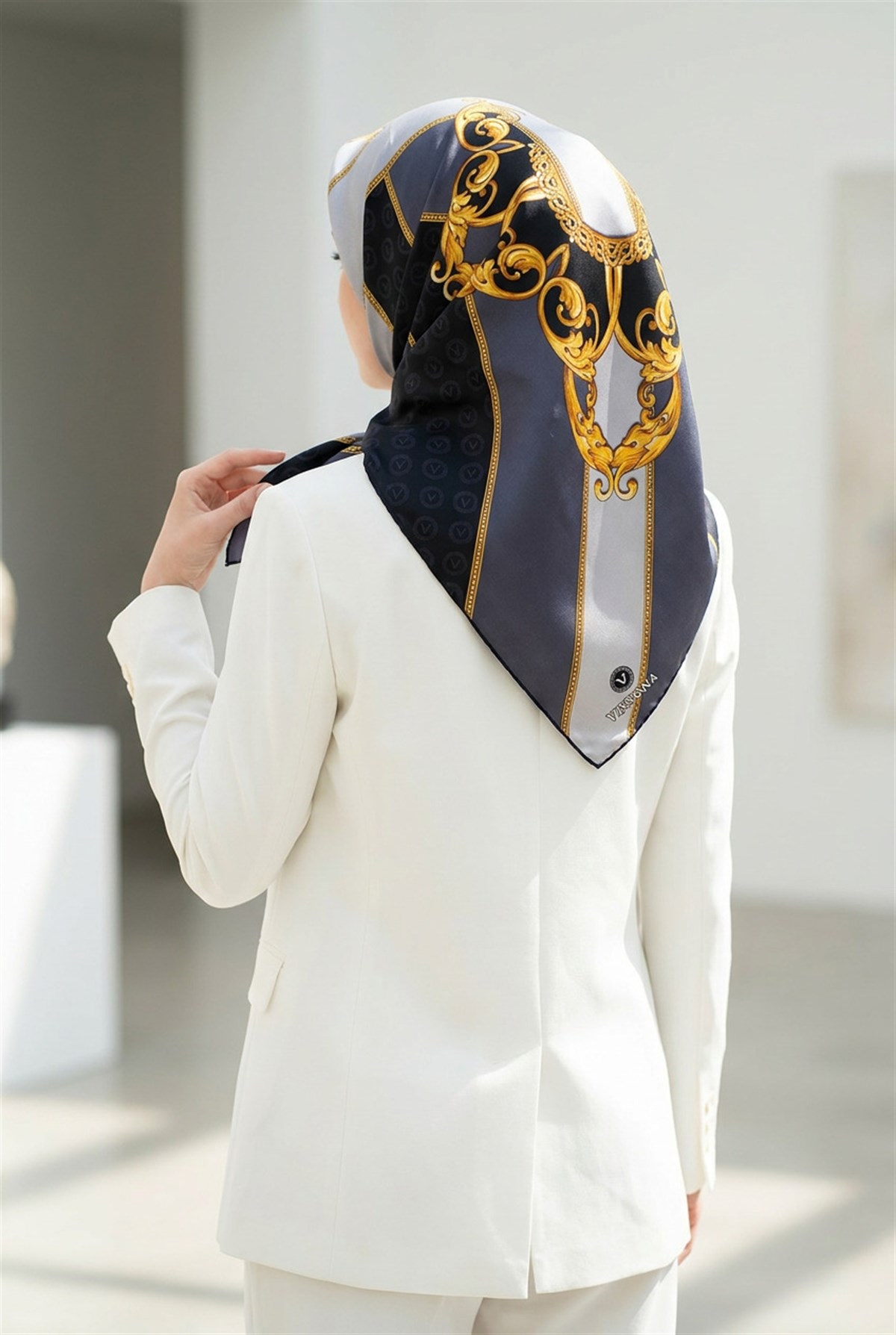 %100 Twill İpek Monogram Ve Barok Desenli Siyah - Gri Renkli 90x90 Eşarp Dikim Şekli : El Dikişi