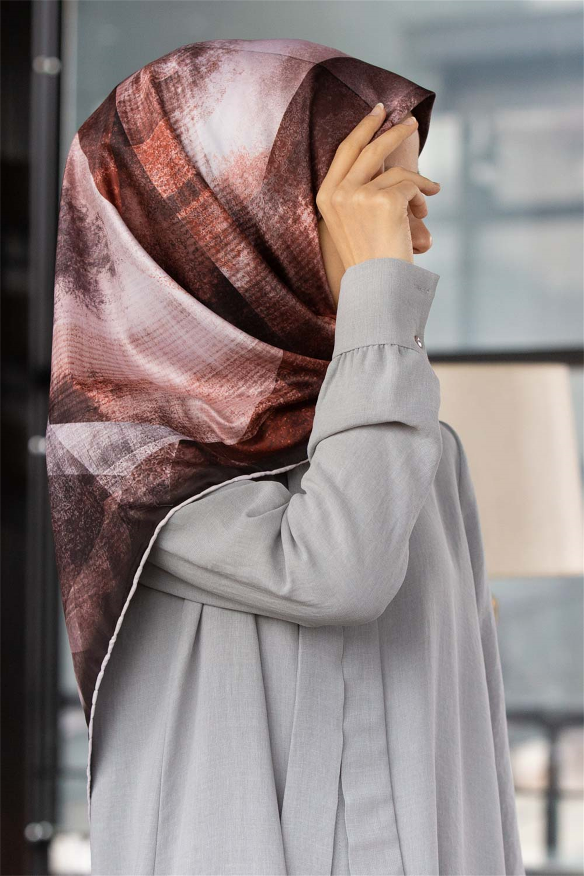 Twill Batik Desenli Taba Renkli 90x90 Eşarp (İpek İçermez) Dikim Şekli : El Dikişi