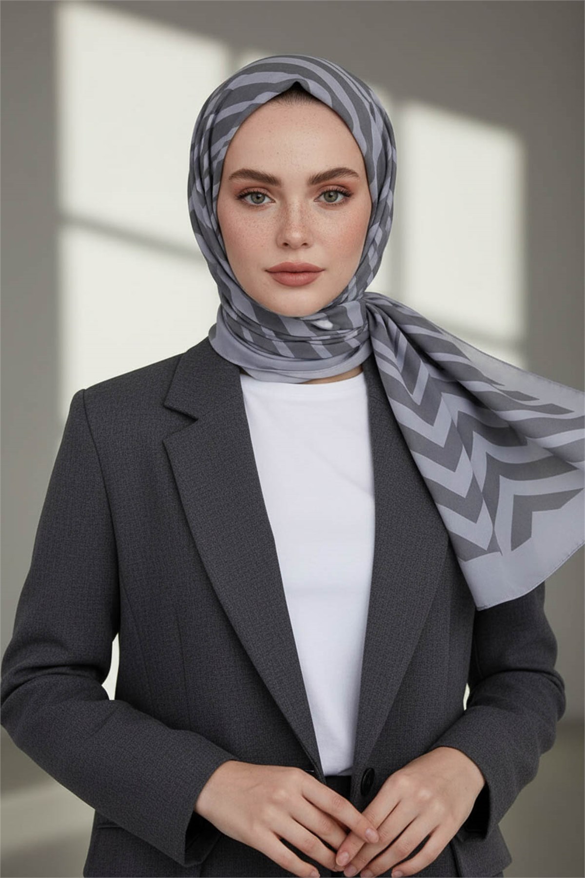 KREP ZİGZAG DESENLİ GRİ RENKLİ 75X195 KIRIŞMAZ ŞAL