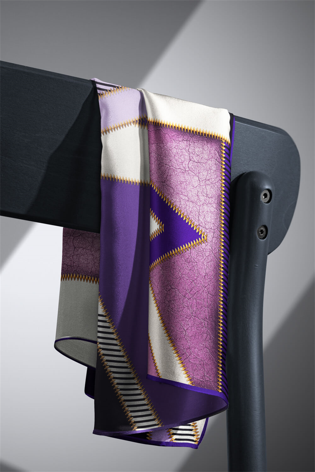 %57 İPEK % 43 VİSKON Twill İpek Geometrik Desenli Mor - Lila Renkli 90x90 Eşarp Dikim Şekli : El Dikişi