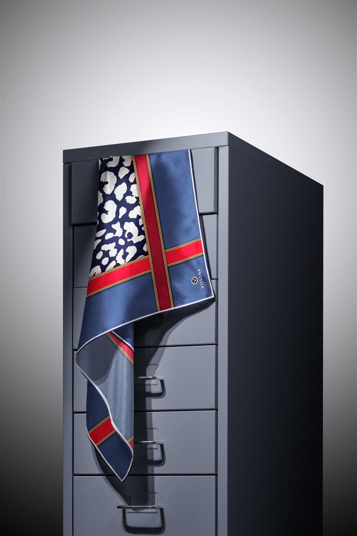 %100 Twill İpek Leopar Desenli İndigo - Kırmızı Renkli 90x90 Eşarp Dikim Şekli : El Dikişi