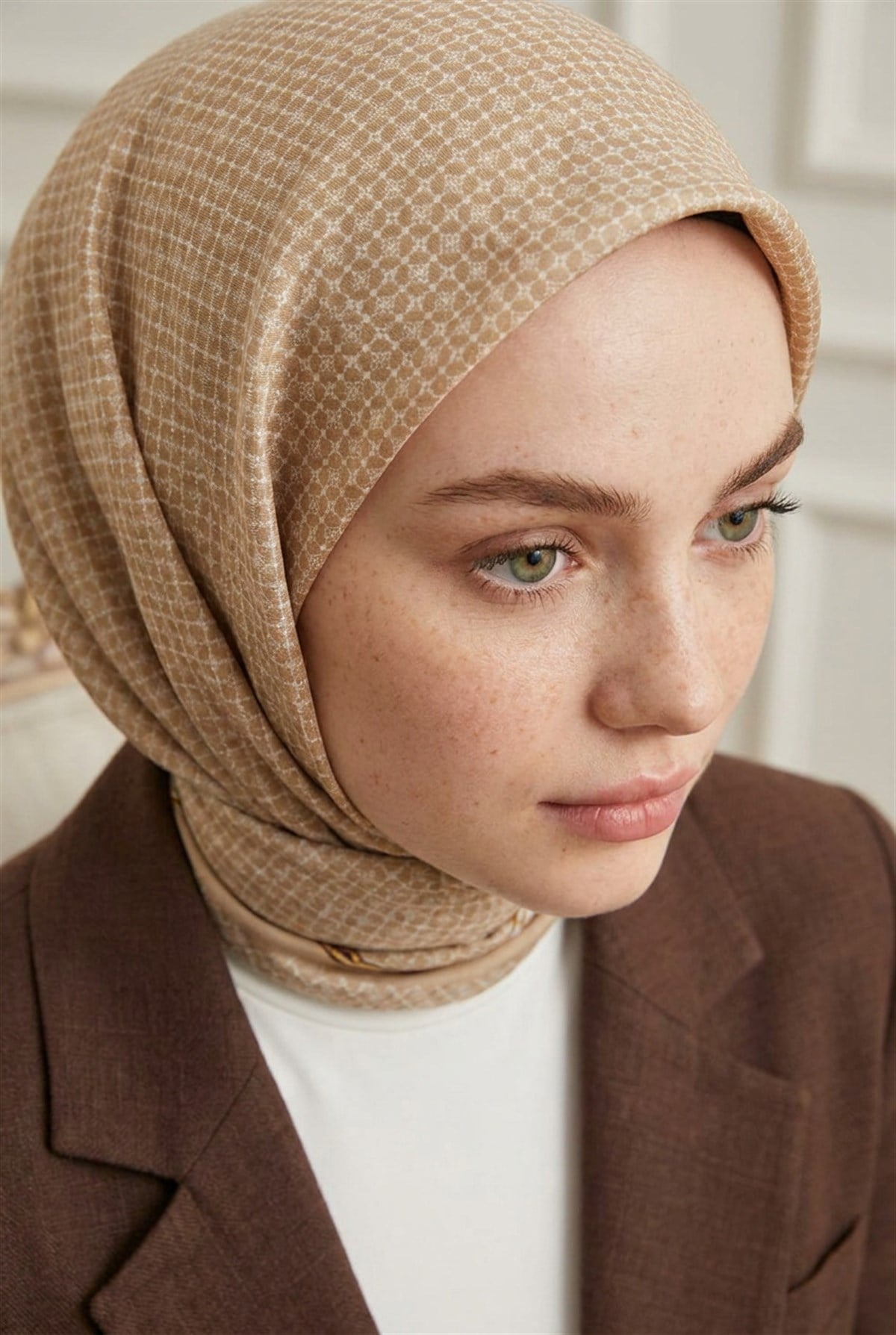 %100 Twill İpek Minik Motif Desenli Bej - Krem Renkli 90x90 Eşarp Dikim Şekli : El Dikişi