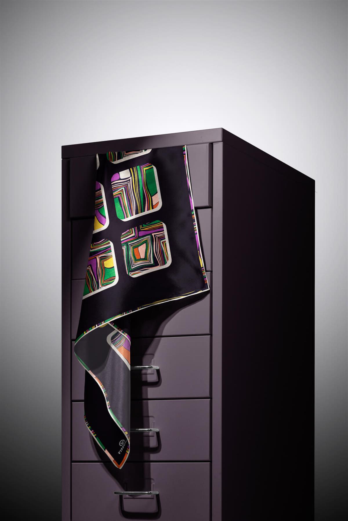 %100 Twill İpek Geometrik Kare Desenli Siyah - Zümrüt Yeşili Renkli 90x90 Eşarp Dikim Şekli : El Dikişi