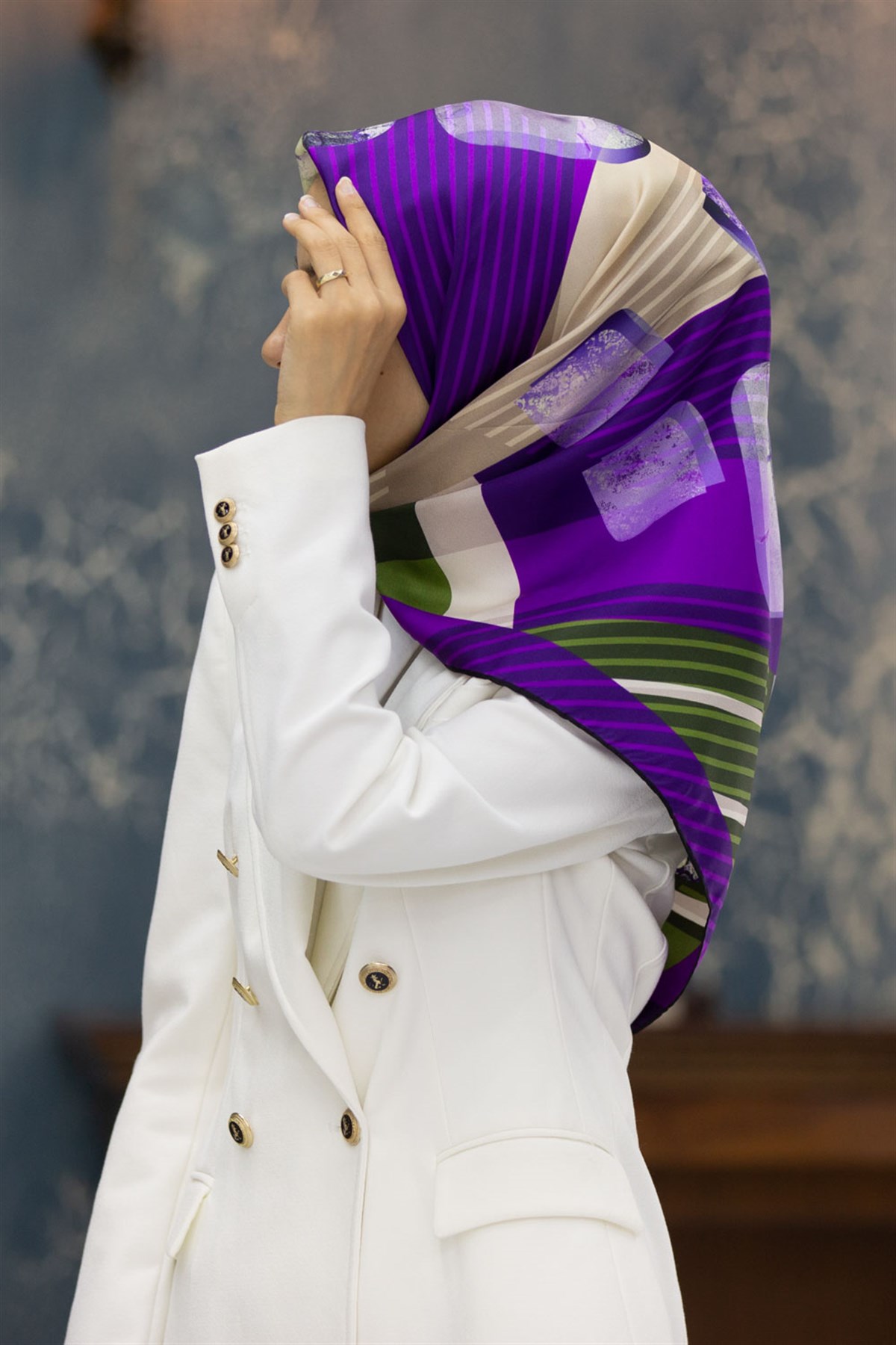 %100 Twill İpek Geometrik Desenli Mor - Haki Renkli 90x90 Eşarp Dikim Şekli : El Dikişi