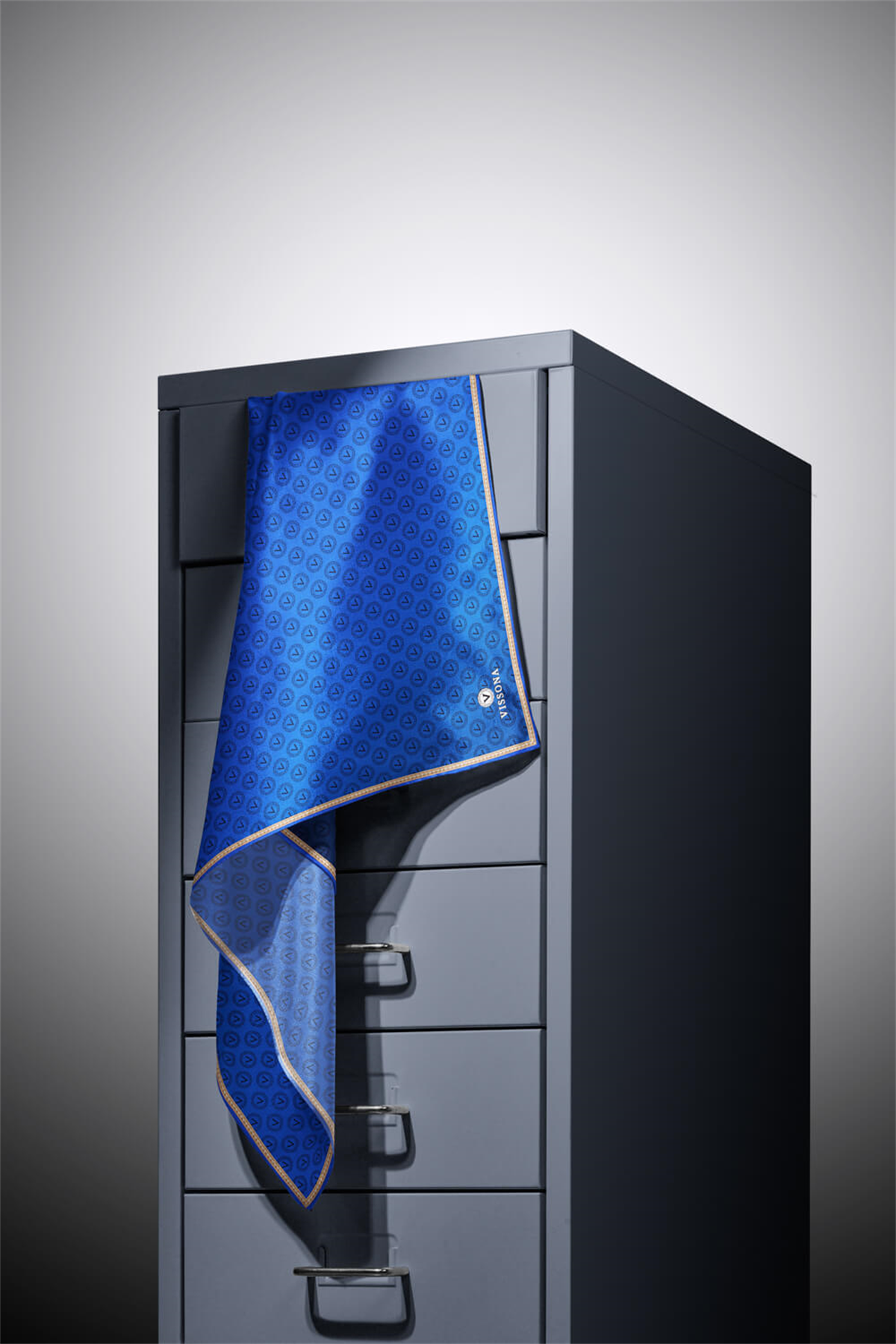 %100 Twill İpek Monogram Desenli Saks Renkli 90x90 Eşarp Dikim Şekli : El Dikişi