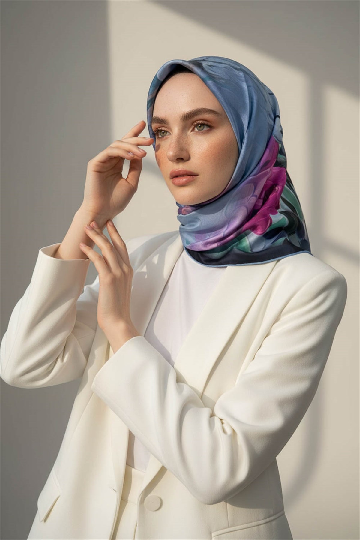 %100 Twill İpek Dumanlı Çiçek Desenli İndigo - Lacivert Renkli 90x90 Eşarp Kenar Dikiş Şekli El Dikişli