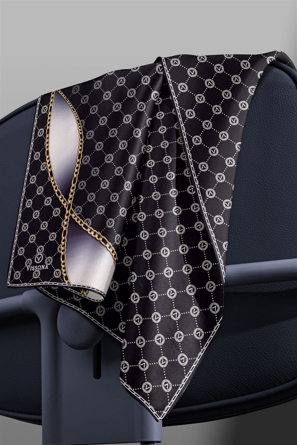 %100 Twill İpek Zincirli Ve Monogram Desenli Siyah - Krem Renkli 90x90 Eşarp Dikim Şekli : El Dikişi
