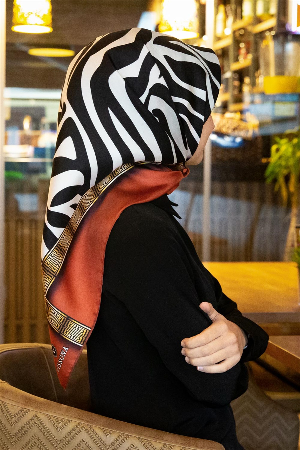 % 57 İPEK % 43 VİSKON Twill İpek Zebra Desenli Taba - Siyah Renkli 90x90 Eşarp Dikim Şekli : El Dikişi