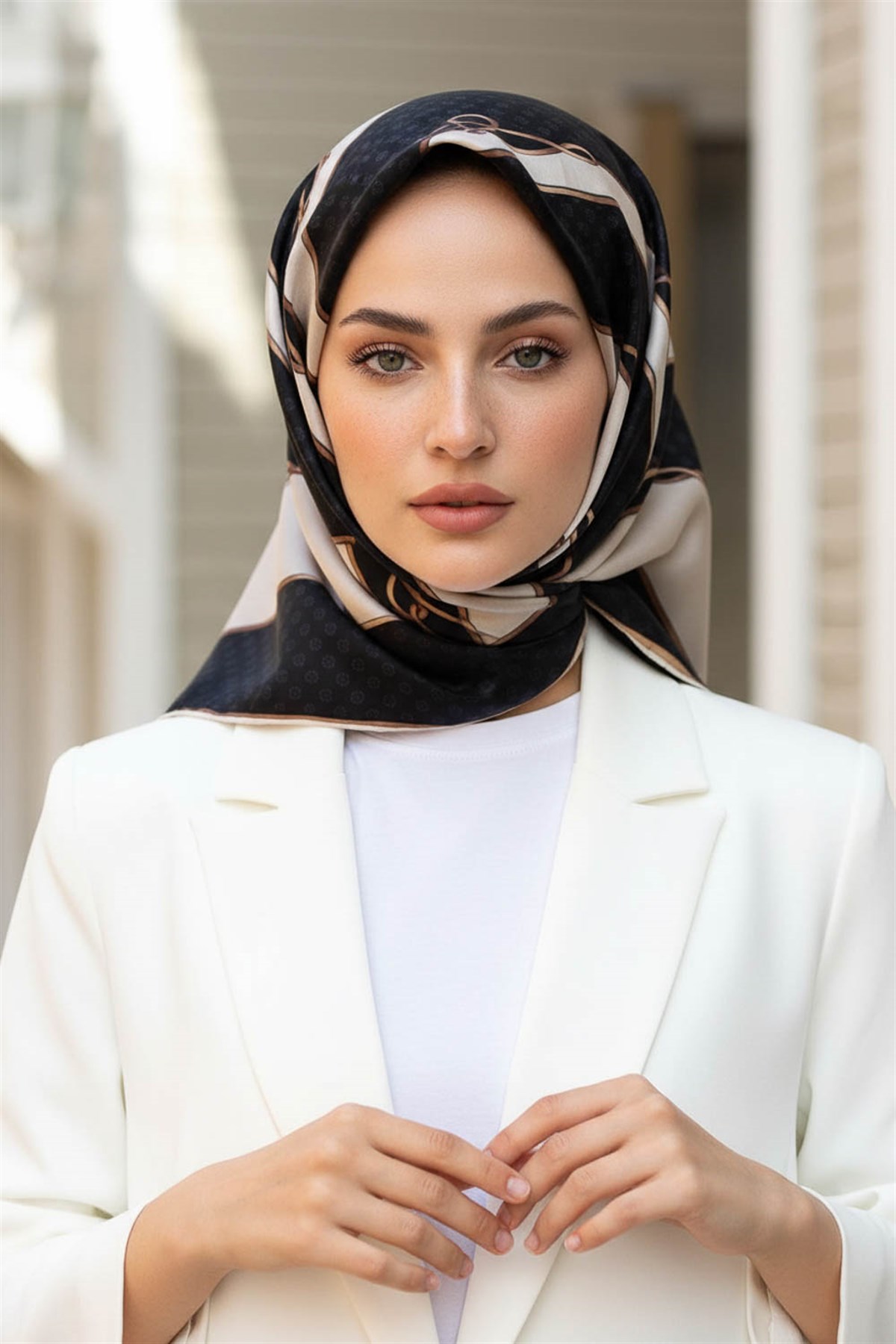 %100 Twill İpek Puantiyeli ve Geometrik Desenli Siyah - Krem Renkli 90x90 Eşarp Dikim Şekli : El Dikişi