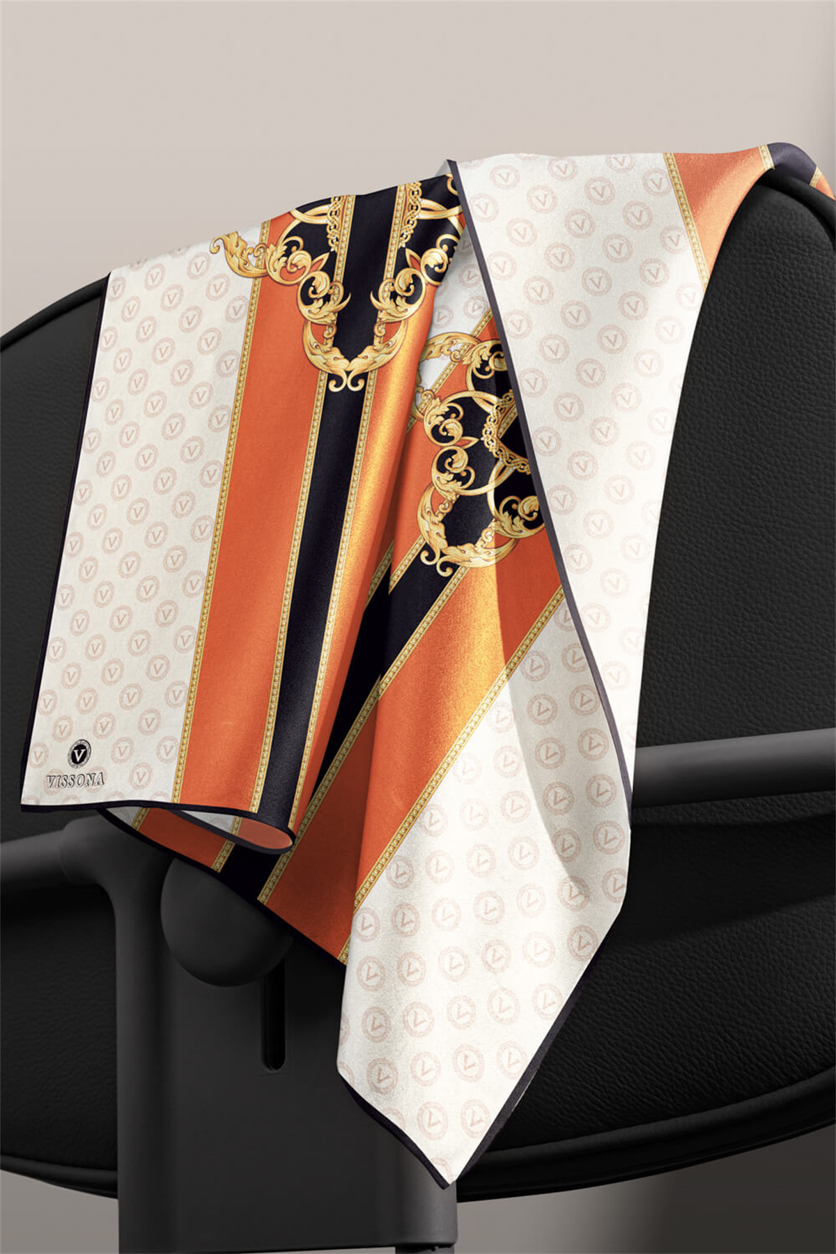 %100 Twill İpek Monogramlı Ve Barok Desenli Turuncu - Gold Renkli 90x90 Eşarp Dikim Şekli : El Dikişi