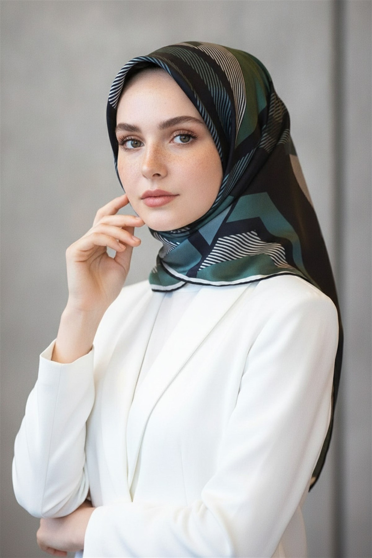 % 57 İPEK % 43 VİSKON Twill İpek Geometrik Desenli Zümrüt Yeşili - Siyah Renkli 90x90 Eşarp Dikim Şekli : El Dikişi