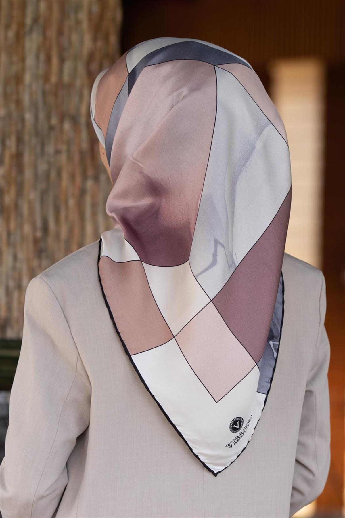 %100 Twill İpek Geometrik Desenli Pudra - Gri Renkli 90x90 Eşarp Dikim Şekli : El Dikişi
