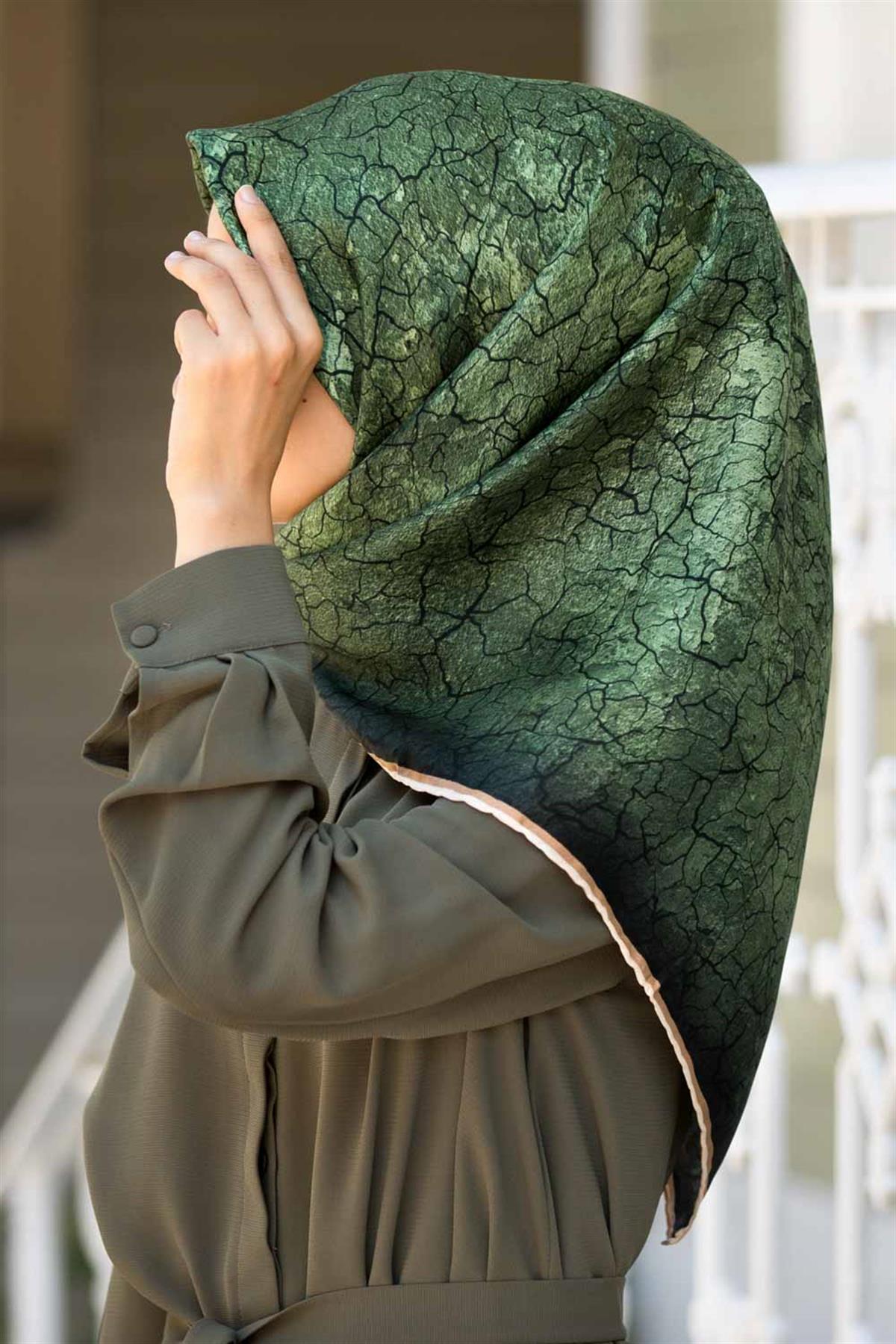 % 57 İPEK % 43 VİSKON Twill İpek Bulut  Desenli Zümrüt Yeşili Renkli 90x90 Eşarp Dikim Şekli : El Dikişi