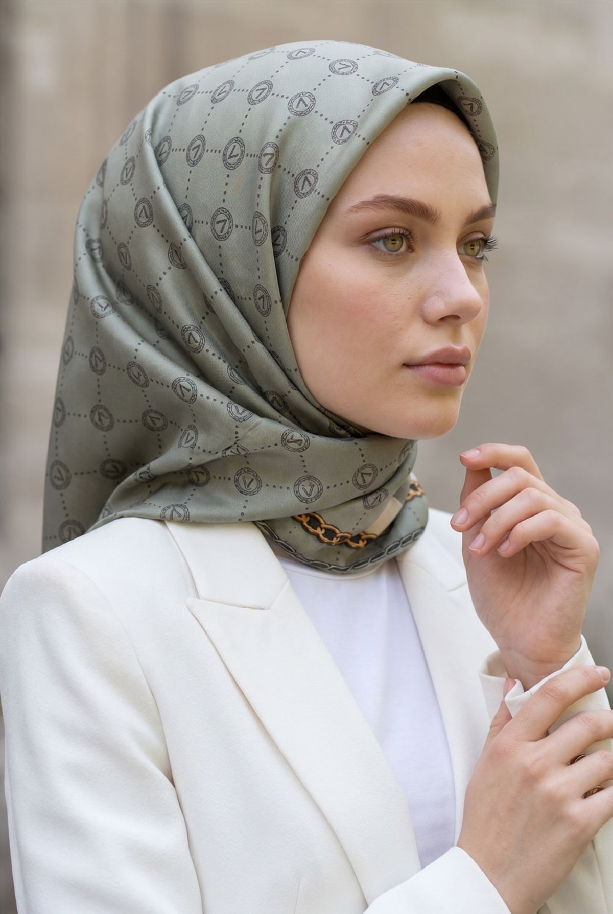 %100 Twill İpek Zincirli Ve Monogram Desenli Çağla Renkli 90x90 Eşarp Dikim Şekli : El Dikişi