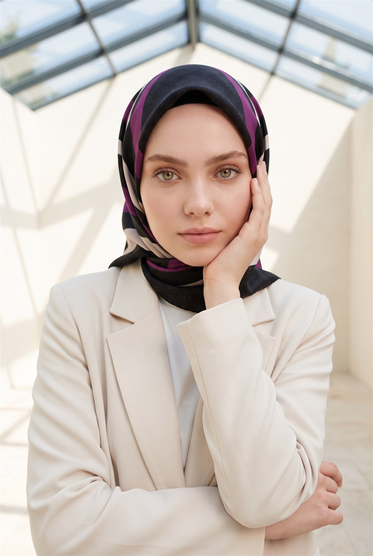 %100 Twill İpek Monogram Ve Geometrik Desenli Siyah - Mürdüm Renkli 90x90 Eşarp Dikim Şekli : El Dikişi