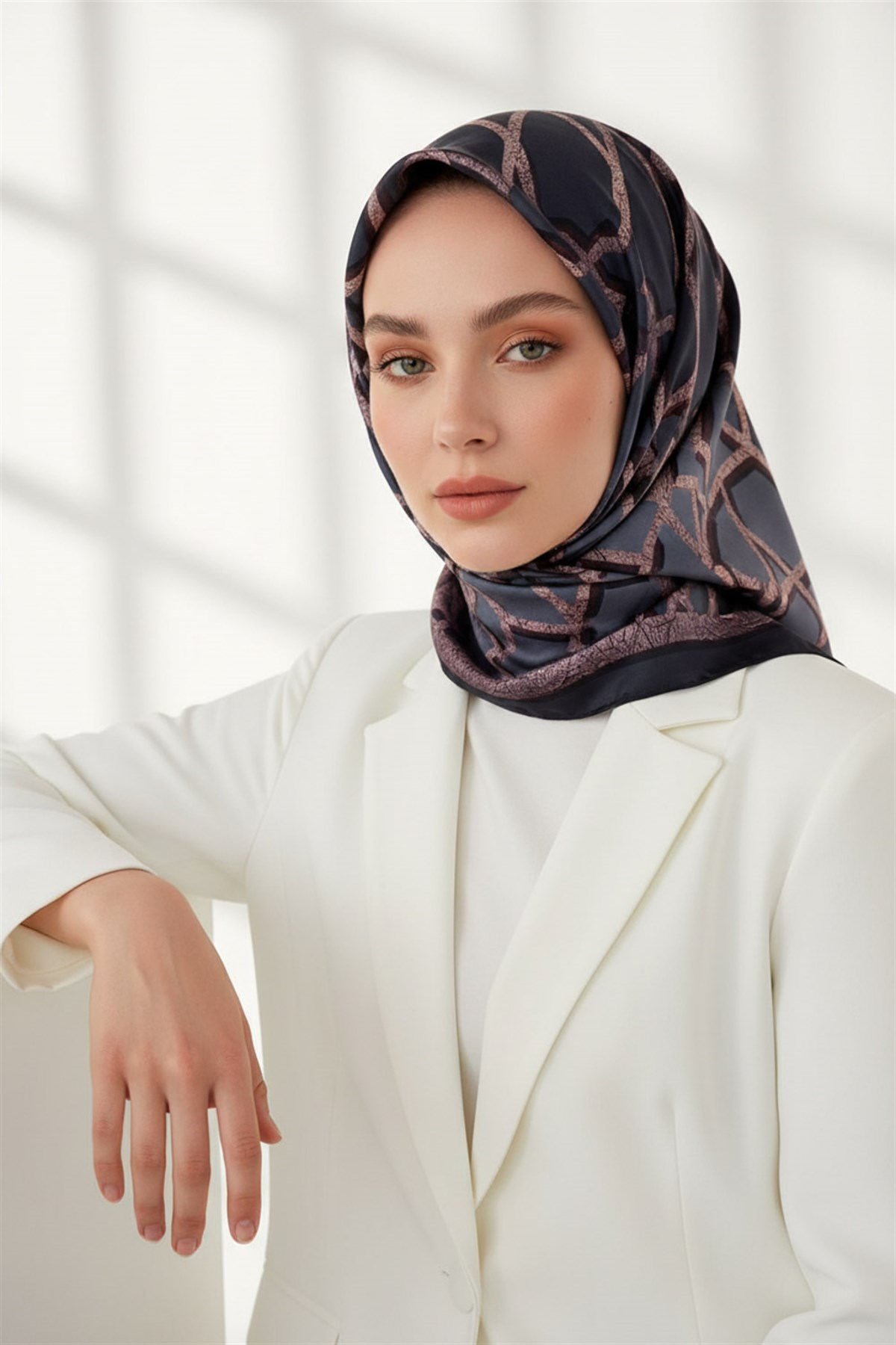 %100 Twill Türk Motifi  Desenli Gri Renkli 90x90 Eşarp Dikim Şekli: El Dikişi
