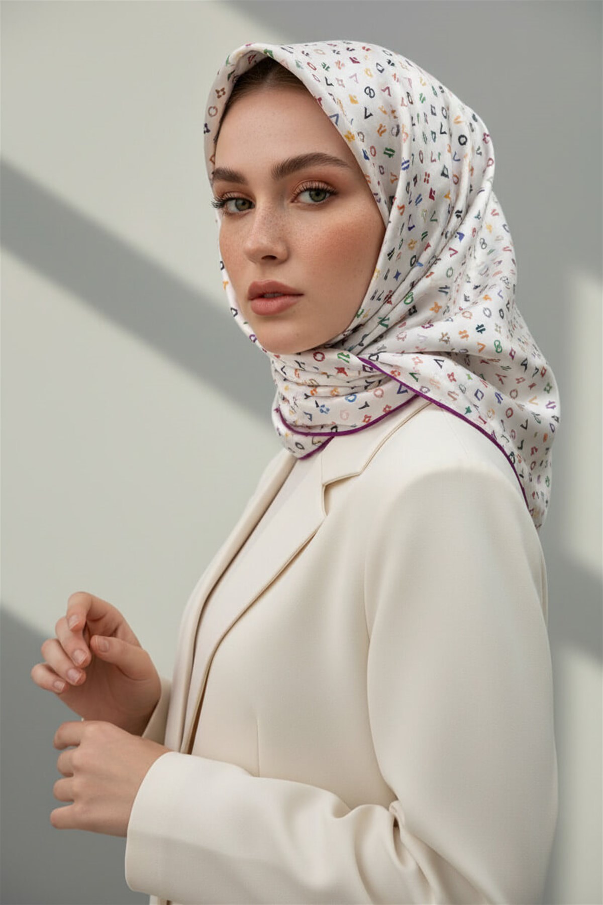 %100 Twill İpek Çıtır Motif Desenli Krem - Fuşya Renkli 90x90 Eşarp Dikim Şekli : El Dikişi