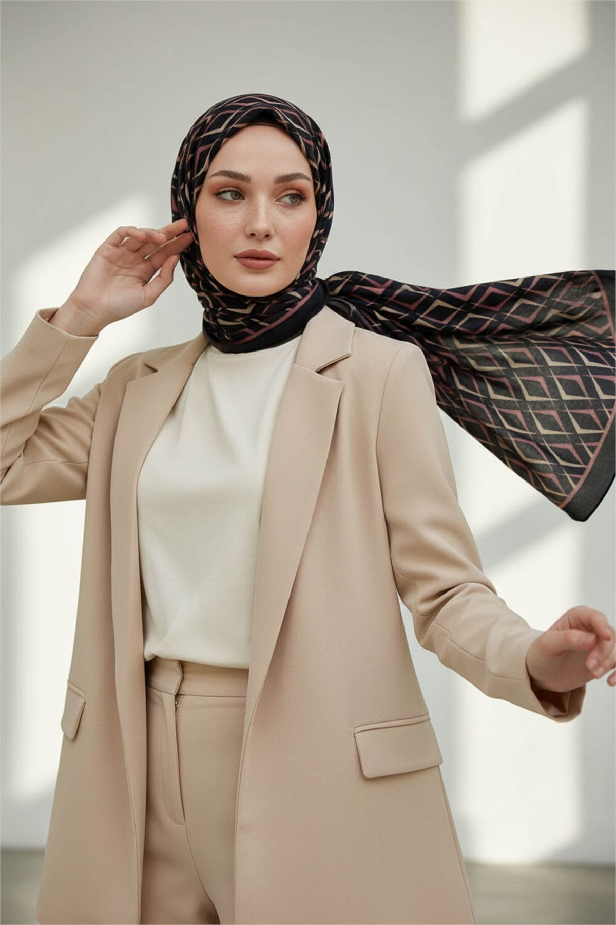 KREP GEOMETRİK DESENLİ SİYAH - GÜL KURUSU RENKLİ 75X195 KIRIŞMAZ ŞAL