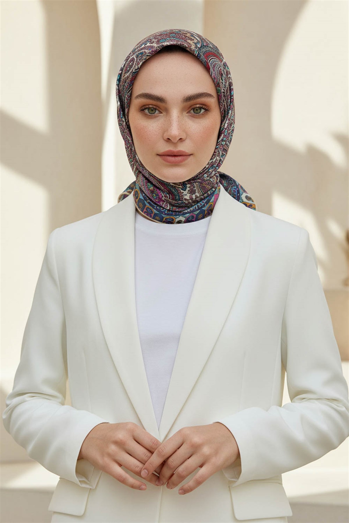 %100 Twill İpek Etro Desenli Krem Renkli 90x90 Eşarp Dikim Şekli : El Dikişi