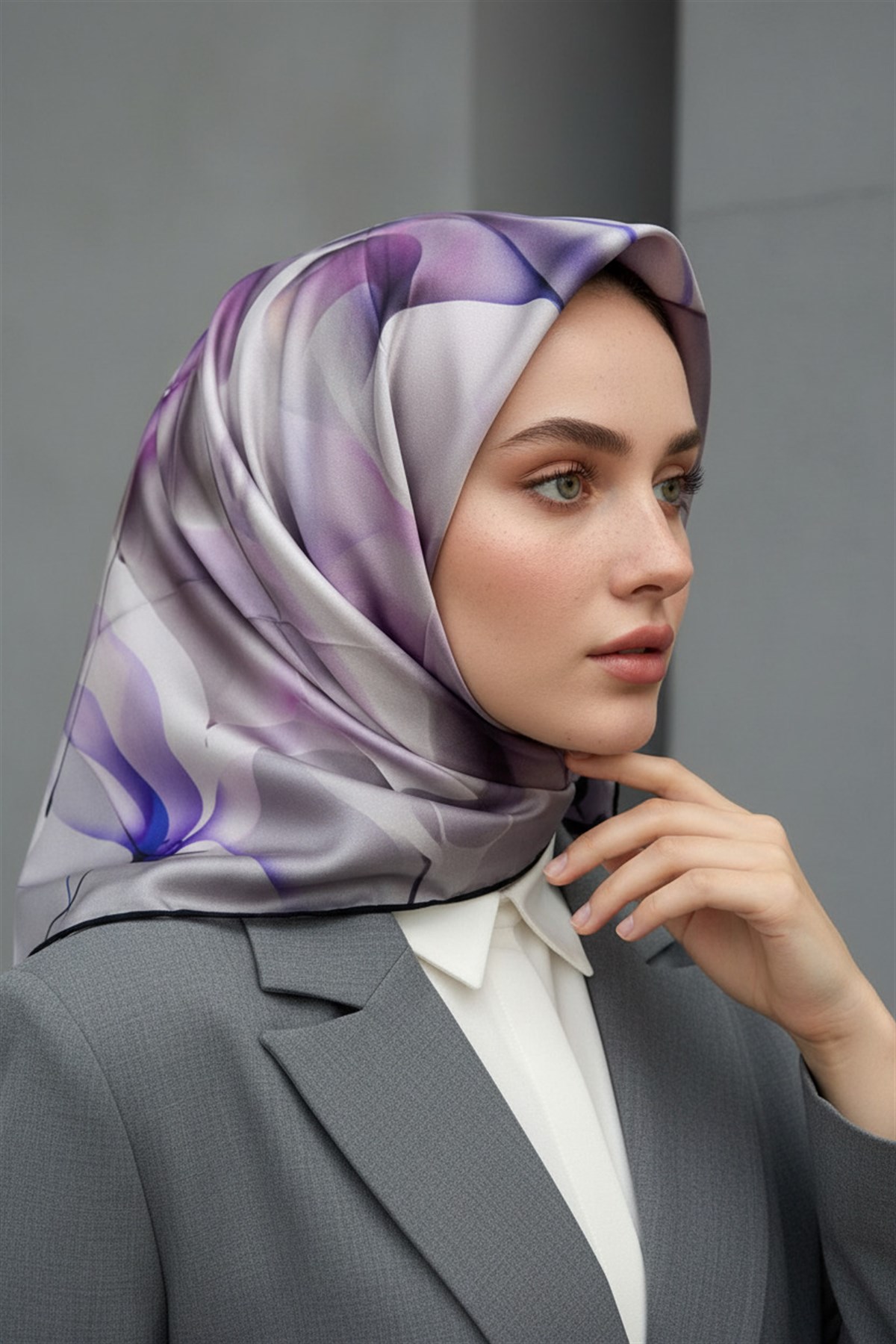 %100 Twill İpek Büyük Çiçek Desenli Gri - Saks Renkli 90x90 Eşarp Dikim Şekli : El Dikişi