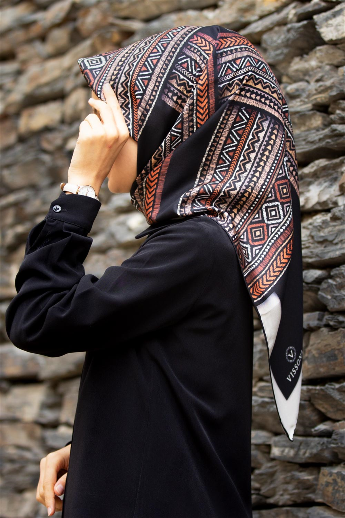 % 57 İPEK % 43 VİSKON Twill İpek Etnik Desenli Siyah - Taba Renkli 90x90 Eşarp Dikim Şekli : El Dikişi