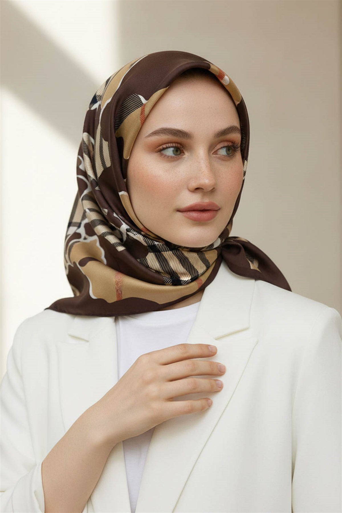 %100 Twill İpek Leopar Desenli Kahverengi - Bej Renkli 90x90 Eşarp Dikim Şekli : El Dikişi