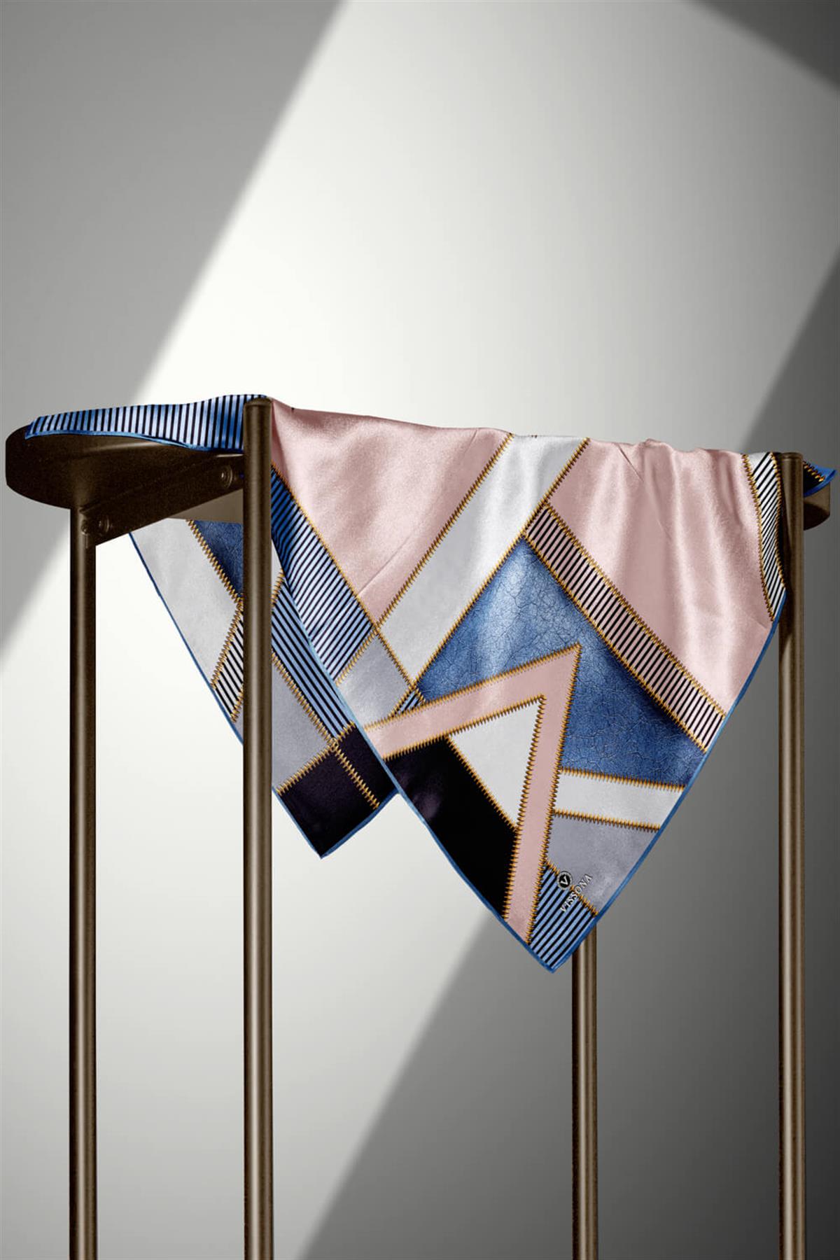 %100 Twill İpek Geometrik Desenli Bebe Mavisi - Siyah Renkli 90x90 Eşarp Dikim Şekli : El Dikişi