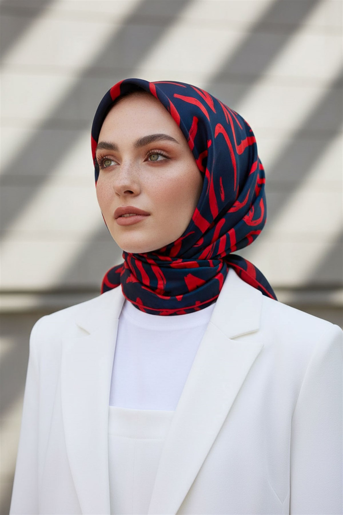 % 57 İPEK % 43 VİSKON Twill İpek Büyük Çiçek Desenli Lacivert - Kırmızı Renkli 90x90 Eşarp Dikim Şekli : El Dikişi
