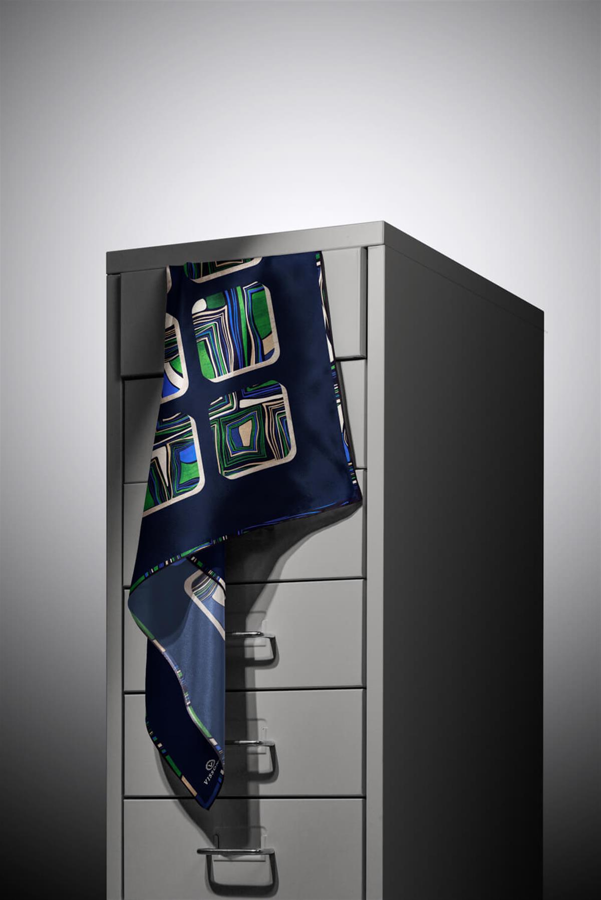 %100 Twill İpek Geometrik Kare Desenli Lacivert - Zümrüt Yeşili Renkli 90x90 Eşarp Dikim Şekli : El Dikişi