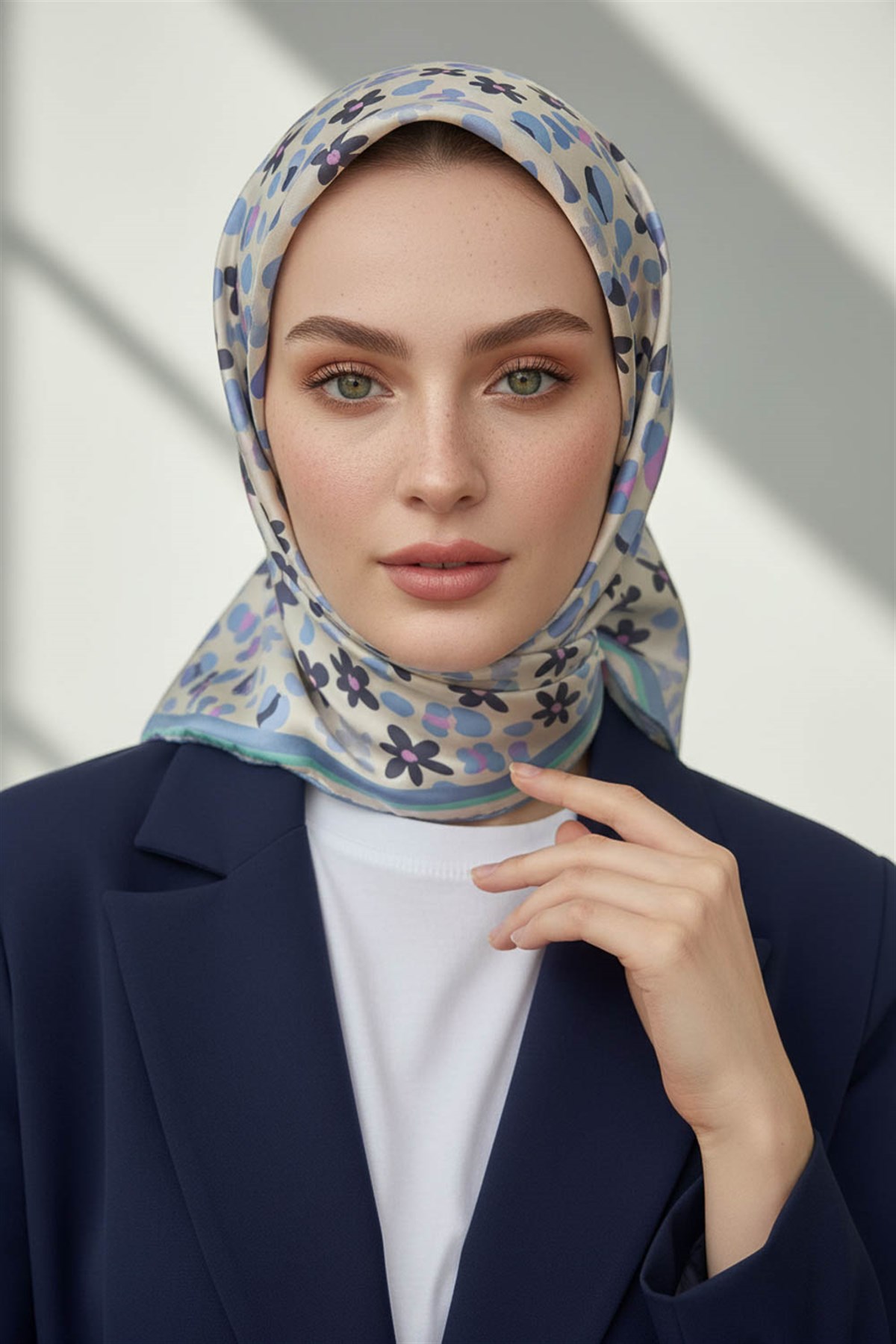 %100 Twill İpek Kalpli Leopar Desenli Buz Mavisi - Gri Renkli 90x90 Eşarp Dikim Şekli : El Dikişi